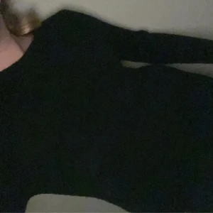 Svart stickad tröja - Snygg, basic svart stickad tröja💗köpt på plick, men den är ändå i bra skick. Skriv för fler bilder eller mer information💗💗