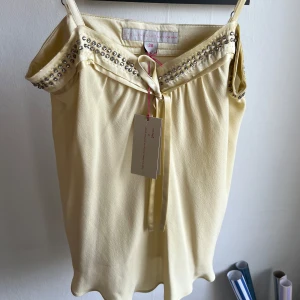 Stella mccartney topp - Drömmig stella mccartney topp!! Lappar kvar och väldigt originell💕💕💕 går ej ner i pris!