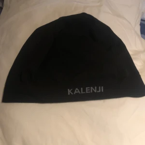 Kalenji Mössa - Kalenji mössa perfekt för hösten, one size och varsamt använd.