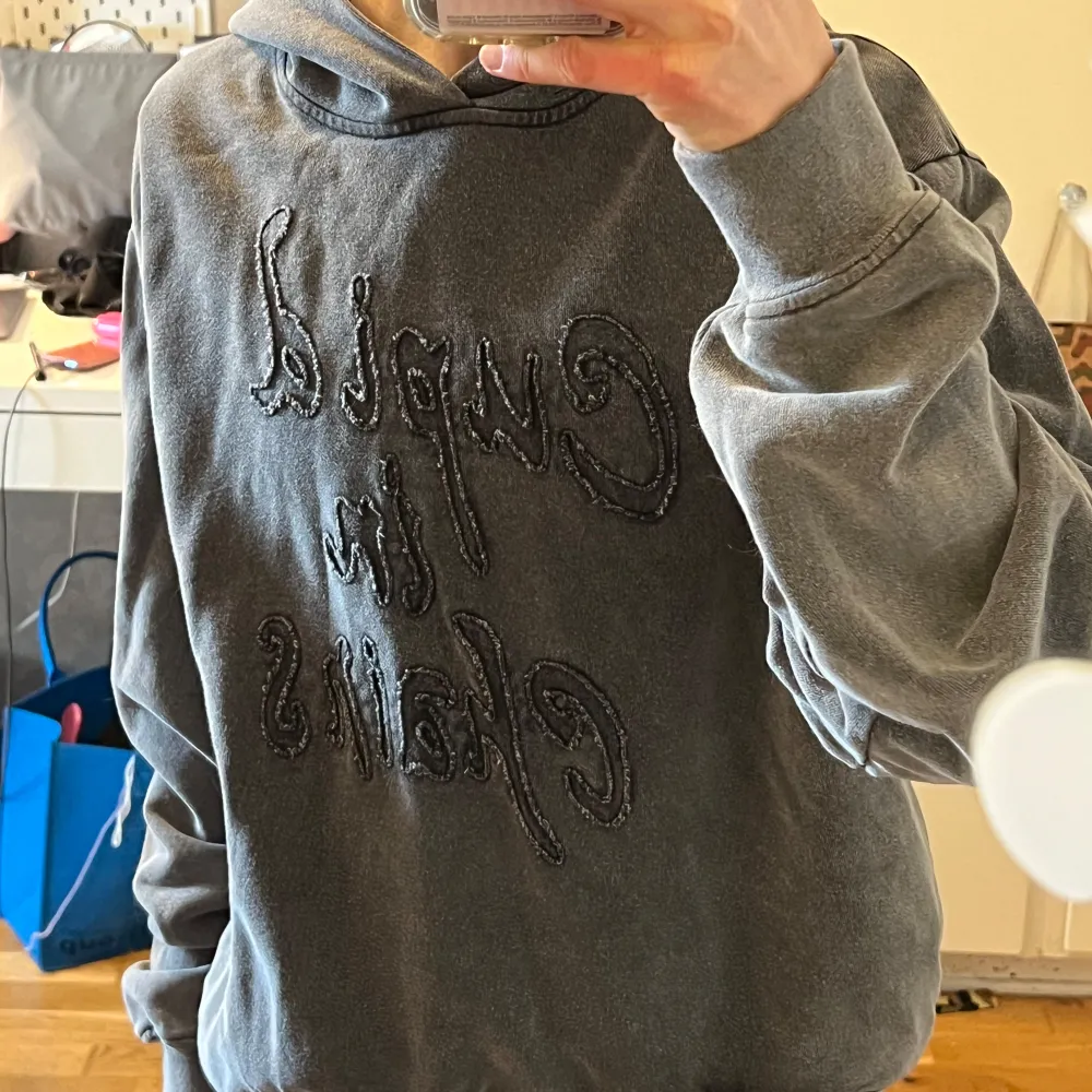 acne studios hoodie som bara används enstaka gånger, storlek xs. Det står ”cupid in chains” på framsidan . Hoodies.