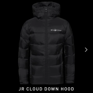 Sail racing jacka  - Jackan är i storlek 160 (junior storlek) men är som s/xs i storlek. Den har något hål någonstans och är i använt skick, men är skön och varm ändå  Nypris: 3000kr
