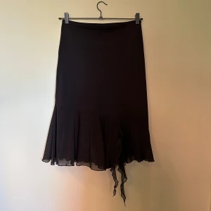 Kjol - Knälång kjol köpt secondhand, jättesnygg med boots, bra skick💗