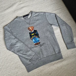 POLO RALPH LAUREN bear sweatshirt  - Säljer fet Ralph Lauren tröja! 🤩Används inte pga för liten. Skick 10/10 inga defekter, använd max 5 gånger. Nypris 1300.