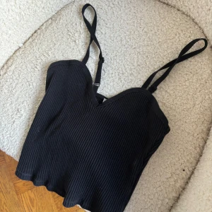 Topp från zara - Säljer denna trendiga topp från zara, slutsåld 