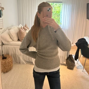 Sticka hoodie - Säljer denna stickad hoodien från zara. Köpte den förra året och har använt den 2-3 gånger. Köpte den för 499 men säljer den för 350❤️