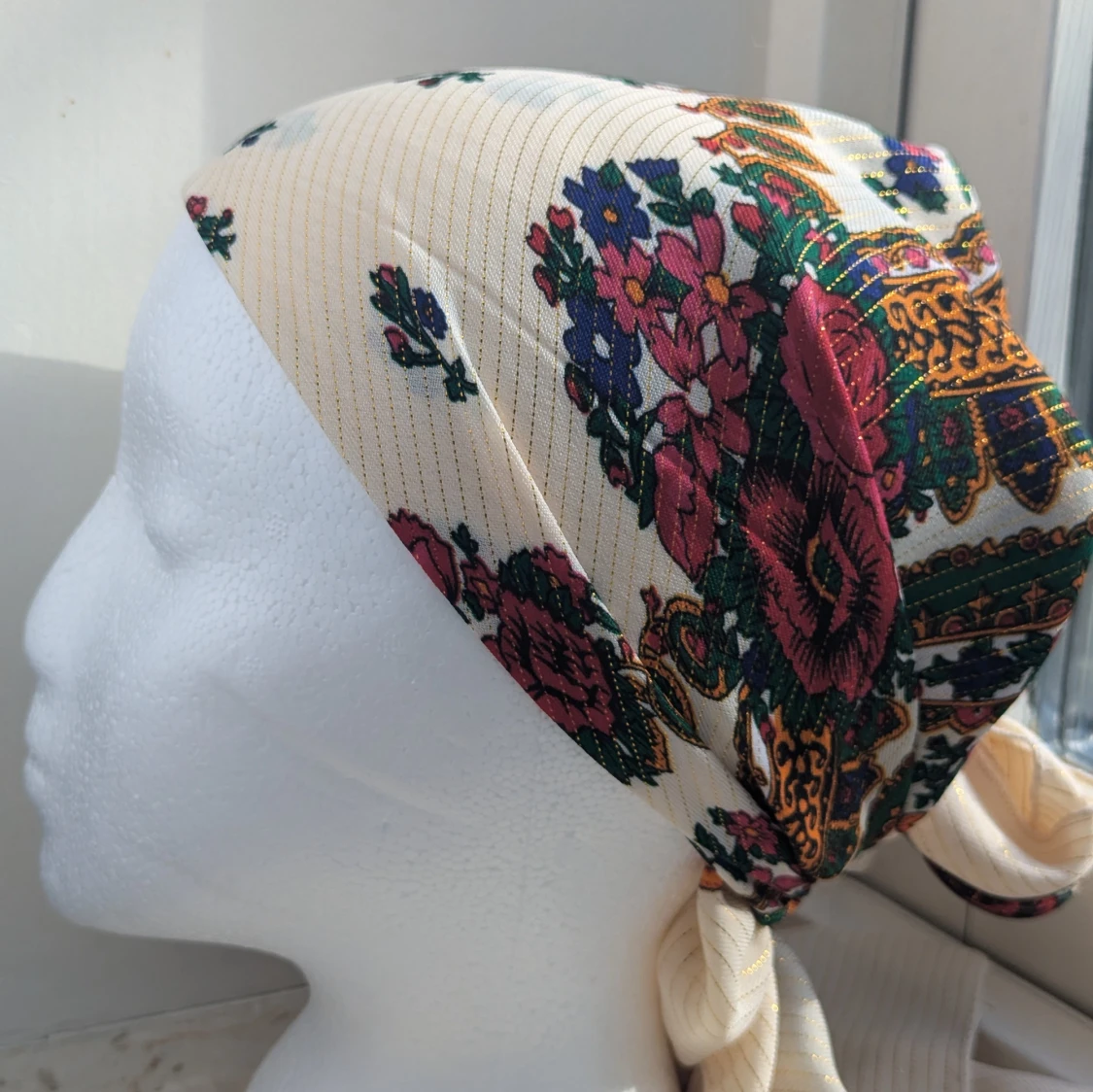 Blommig sjal i vitt och rött - 90