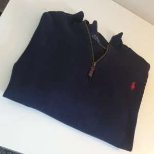 Mörkblå tröja från Ralph Lauren - Säljer min half zip från ralph laurn då den är för liten. nypris är ungefär 1800 och mitt pris är 600. pris kan såklart diskuteras!