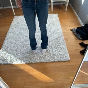 Only Jeans  - Mid waist Only Jeans. Knappt använd. Jag är 170 och dom är perfekt längd på mig🥰Nypris 550 