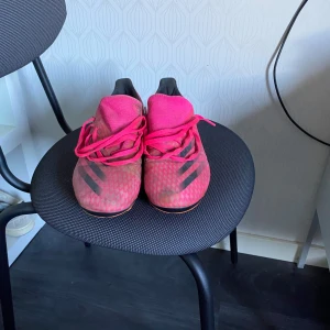 Fotbollsskor st 42 - Adidas X ghosted.3 mg. Fotbollsskor från Addidas i storlek 42. Använda en halv säsong, köpta 2022 så de är i användt skick