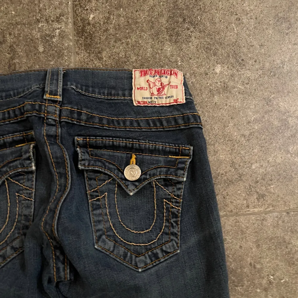 Size 26 - Lågmidjade - Bra skick - Sy ut dom för ett perfekt par bootcut trues - Section Milly - Skriv Till Mig Ifall Du Har Frågor 🥰. Jeans & Byxor.