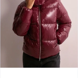 NELLY JACKA I S  - Helt ny populär nelly jacka i vinröd färg i storlek S . Slutsåld på hemsidan. Aldrig använd. Den med högst bud får den. 