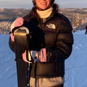 The North Face Nuptse - Säljer min fina North Face Nuptse puffer i storlek S.  Endast använd en säsong, kan mötas upp i centrala Stockholm eller skicka 🥰  Nypris 3899kr