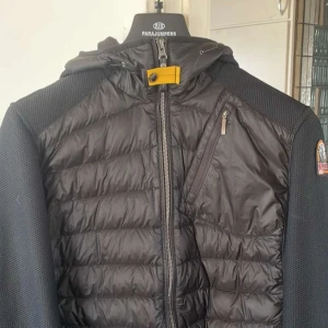 Parajumper - Parajumper i toppskick. Går ner i pris vid snabb affär!! Finns i växjö kommun/lessebo kommun, fraktar även  Den är äkta såklart