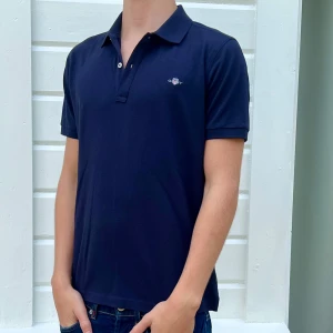 GANT MÖRKBLÅ PIKÉ  - GANT MÖRKBLÅ PIKÉ  Skick 9/10 | 170 cm, 15 år | pris 299 | Nypris 650| Postar genom postnord och instabox | Hör av er vid minsta fundering