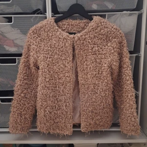 Fin kofta  - Säljer en kofta från "koin" som tyvärr är för liten.