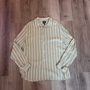 Randig skjorta - Luftig randig skjorta från H&M. Inga defekter. Relaxed fit.   Kontakta mig om du önskar mått 📐