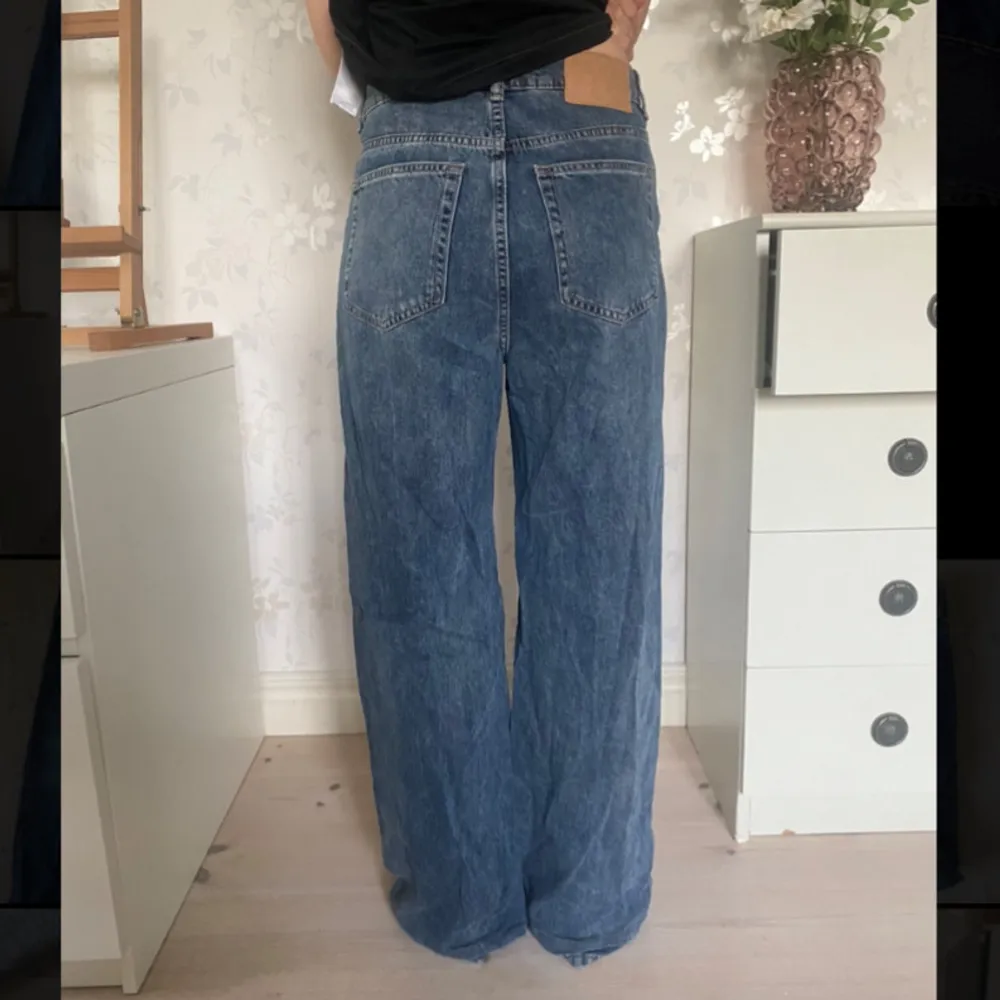 fett snygga divided jeans i jätte skönt material. inga defekter knappt använda. jag är 167cm. skriv gärna för mer info, mått eller pris. . Jeans & Byxor.