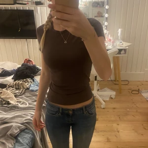 Brun tajt tröja - Gina tricot i färgen brun, fint skick