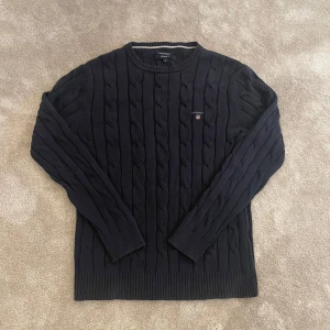 Gant cabel Knit - Ge bud för snabb affär! En fin Gant kabel knit, perfekt för old money stil, Stockholmsstil, eller grish. Skriv gärna om mått och andra frågor!