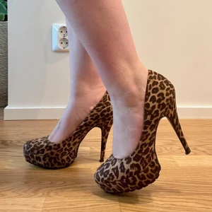 Leopardmönstrade pumps med klack - Säljer ett par snygga leopardmönstrade pumps med hög klack. Perfekta för en utekväll eller fest! . Skorna är både trendiga och bekväma, och ger en extra touch till vilken outfit som helst. Använda några gånger så klacken är något sliten. Se bild!