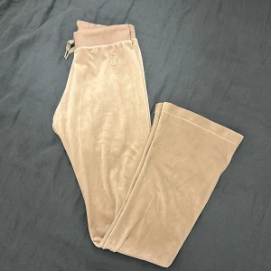 juicy couture byxor  - Nästan oanvända Juicy Couture byxor i beige