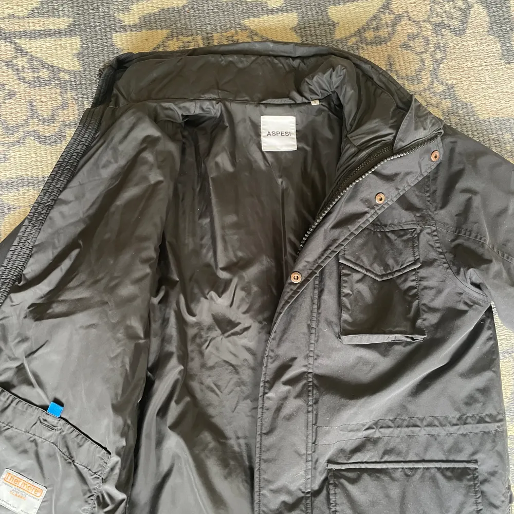 Säljer en eftertraktad field jacket från Aspesi🙌   Jackan är i Prima Skick & storleken är S🤩  Perfekt inför allt väder eftersom den har ett varmt dun lager som går att ta av eller sätta på beroende på väder🍂  eller använda som en egen jacka 🧥. Jackor.