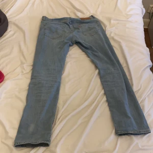 Levis 501 jeans  - Levis jeans som jag inte använder längre pg av att jag inte använder de så mycket jeansen är i bra skick 8/10 nypris 1000 mitt pris 400 