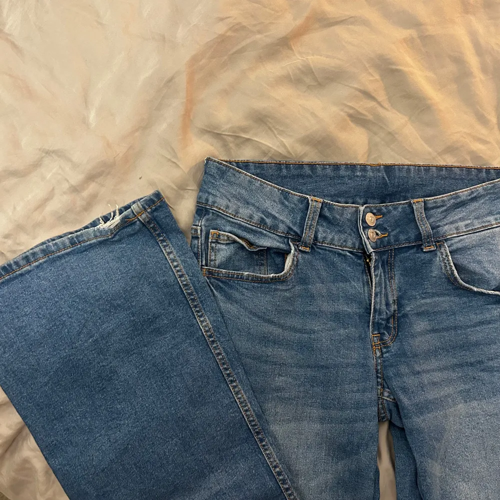  Säljer ni mina fina jeans ifrån H&M i storlek 40. Motsvarar en ungefär, jeansen är i fint skick och mycket populära. Jeans & Byxor.