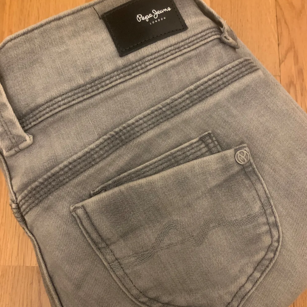 Lågmidjade gråa jeans från Pepe Jeans. Använda några gånger men lite för korta på mig💖. Jeans & Byxor.