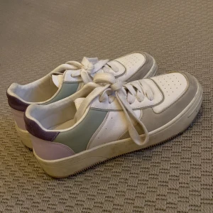 Sneakers - Säljer dess stelt oanvända sneakers från pull & beer❤️pris kan diskuteras 