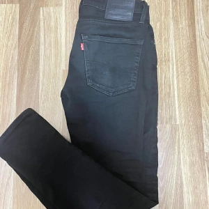 Levis Jeans - Levis jeans.Köppt för 1055kr 6-7 måndar sen , Använd max 3 gånger . Säljer för jag har växt ur dem. Skick 10/10