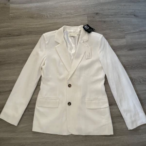 Loose Linen Blazer  - Säljer min fina kavaj från Nelly då jag råkade beställa hem 2st. Nyskick med prislapp på. I storlek 36. Sitter på som den gör på tjejen på andra bilden.  Nypris 479kr Mitt pris 300kr 