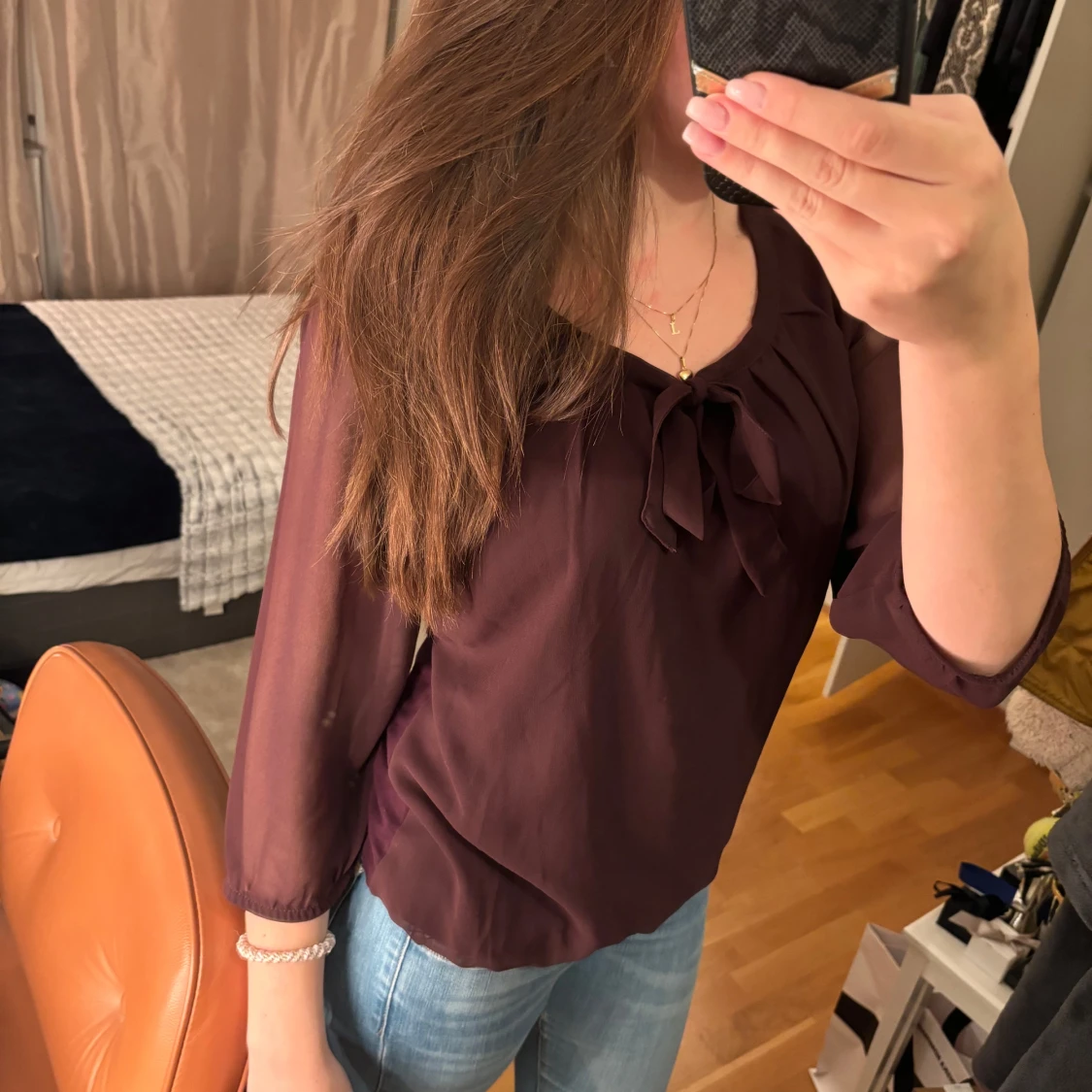 Vinröd blus med knytband