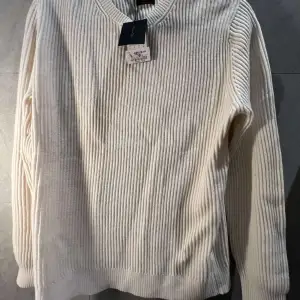 Riktigt schysst Massimo dutti sweatshirt i storlek S. Helt ny med tags kvar 🏷️ Perfekt till vinter❄️ Bara skriva om ni har några frågor