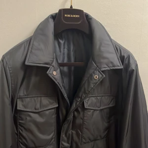 Rose and born jacka  - Rose&born höstjackan. Härligt material och Väldigt fin som ny. Tveka inte på att höra av er vid flera frågor