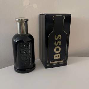 Boss Bottled Triumph Elixir. Ett av märkets bästa senaste släpp. Påminner lite om Fahrenheit Le Parfum från Dior men lite sötare och fräschare vilket gör den enklare att använda. Full presentation. 