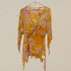 Strandtunika orange Ibiza y2k - Välanvänd med tråd-defekter men fortfarande mycket snygg! Längd 77-66 cm Armhåla - armhåla 50 cm  Armlängd 63 cm