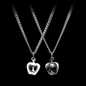 Söker!!! - Hej jag söker det vänstra äppelhalsbandet i silver från Maria Nilsdotter💓💓, om ni är intresserade av att sälja hör gärna av er till mig 🙌