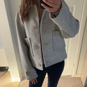 Grå kappa  - Säljer då den inte kommer till användning. Bra skick!💗skulle säga att den är lite stor i storleken.