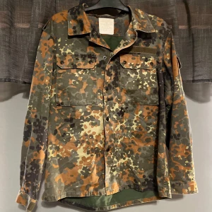 Archive Collection Camo jacka 1997 - Riktigt fet och sällsynt jacka som knappt går att få tag i längre! Finns bara massa germany kopior! Passar storlek S, och är i väldigt bra skick!