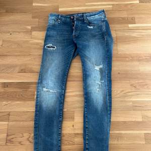 Tja säljer mina Jack and Jones jeans med slitningar riktigt snygga. Stl Slim/glenn 31/32