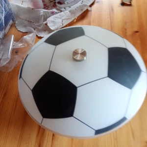 Fotbollslampa svart o vit , Lyktan. - Helt oanvänd fotbollslampa rund svart o vit, lyktan med måtten 17 cm o 37 cm stor.ligger i sin original kartong.
