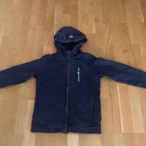 Svart Sail racing zip Hoodie lite solblekt, fläck från matolja på vänster armen inget man tänker på när man använder den.