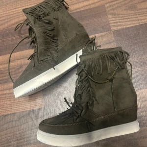 Boots med kilklack  - Jättebra skick, knappt använda. Passar 39/40