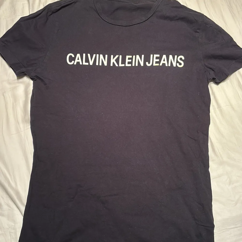 Säljer en stilren svart t-shirt från Calvin Klein Jeans. Den har en klassisk passform och är gjord i mjukt bomullsmaterial. . . T-shirts.