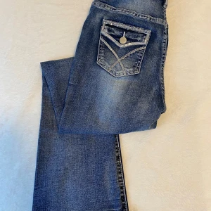 Bootcut jeans med mönster - Bootcut eans i storlek S med mönster på fickorna, midwaist