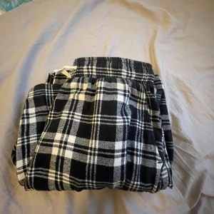 Pyjamasbyxor  - Svarta pyjamasbyxor i storlek 146/152, bra skick, säljer eftersom de är för små❤️