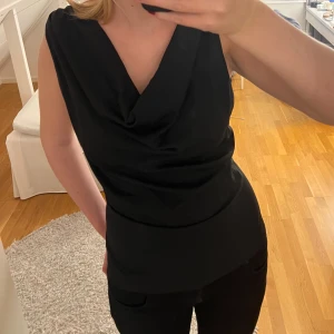 Svart ärmlös topp från Vila - Svart topp från Vila, i mycket bra skick!