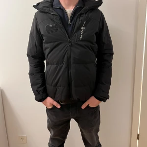 Sailracing vinter jacka  - Säljer nu min sailracing jacka eftersom att jag är sugen på något nytt, mvh. Storlek L sitter som M 