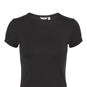 Svart t-shirt - Helt oanvänd. Bilderna är tagna men säg till så skickar jag fler🙂